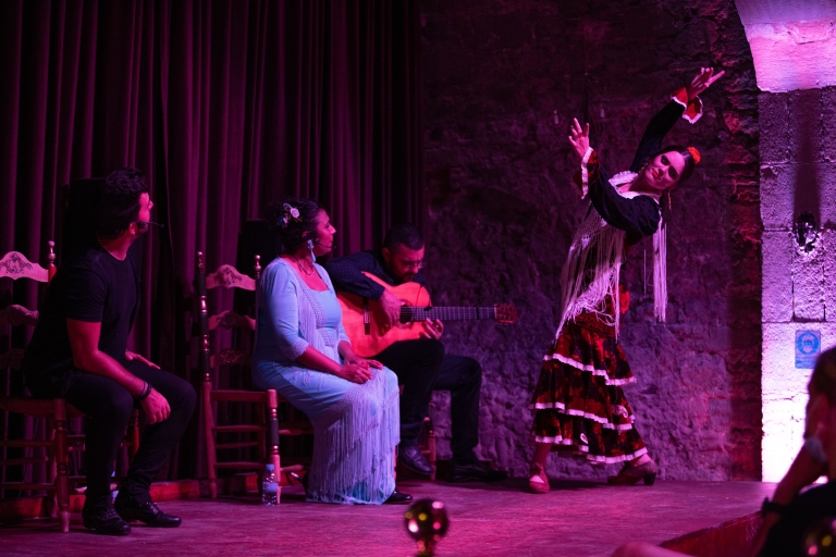 Barcelona: Flamenco Show im Palau DalmasesZone A Mittlere Reihe (Getränke inbegriffen)