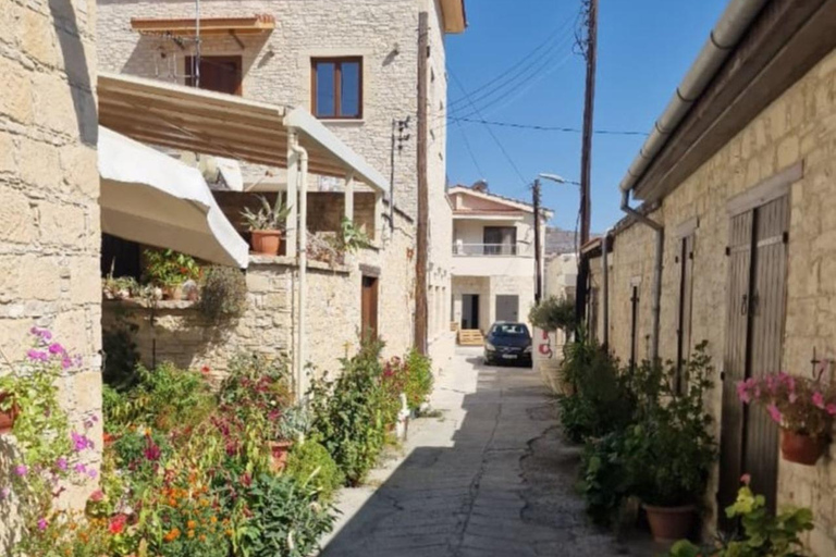 Tour privato a Troodos: cascata, villaggi e pranzo cipriotaTour privato a Troodos: cascata, villaggi e pranzo tipico cipriota