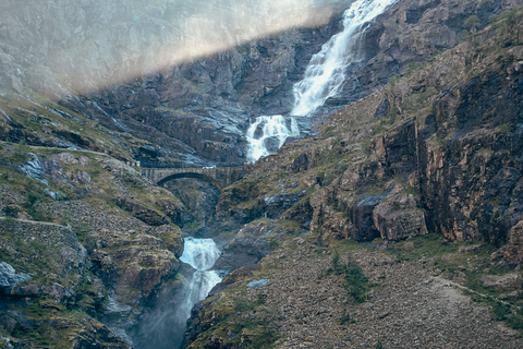 Z Ålesund: Zwiedzanie wioski Trollstigen i wycieczka po fiordachZ Ålesund: Droga Trolli i fiordy