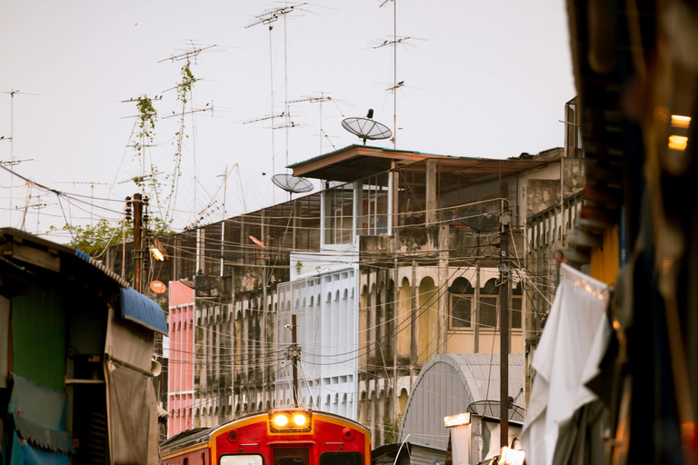 Check out the train and floating markets of Bangkok and Ayutthaya Train Market + Floating Market + Ayutthaya Historical Park