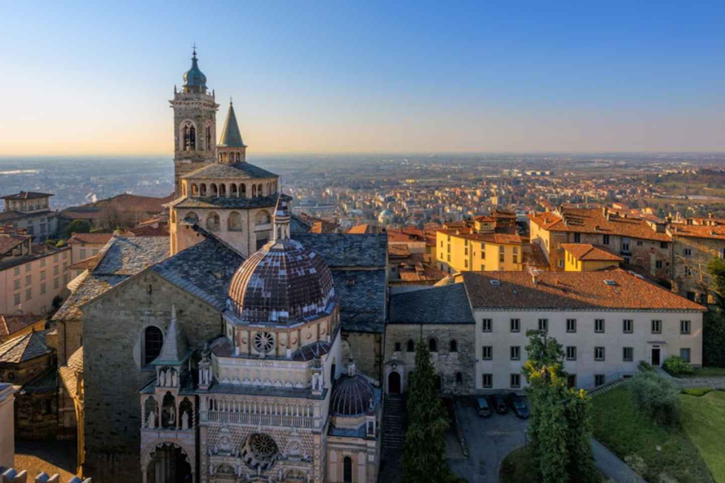 Von Mailand aus: Tagesausflug nach Bergamo und zum Gardasee mit Reiseführer