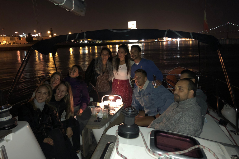 Lisbona: Crociera notturna in barca a vela di lussoLisbona: crociera notturna di lusso in barca a vela