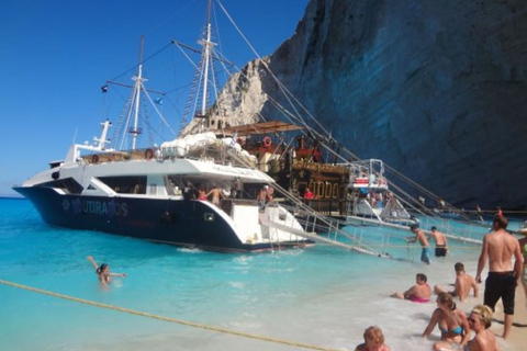 Zakynthos: Rejs statkiem do Navagio z przystankami na pływanieZakynthos: Rejs łodzią do Navagio z przystankami na pływanie