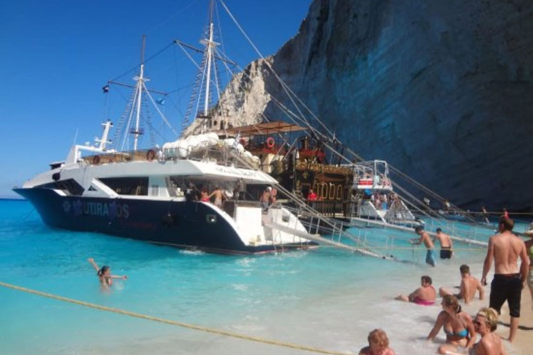 Zakynthos: Rejs statkiem do Navagio z przystankami na pływanieZakynthos: Rejs łodzią do Navagio z przystankami na pływanie