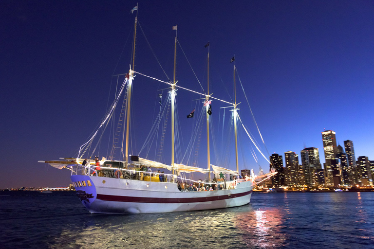 Chicago: arquitetura ventosa de veleiro alto e passeio de barco no horizonte