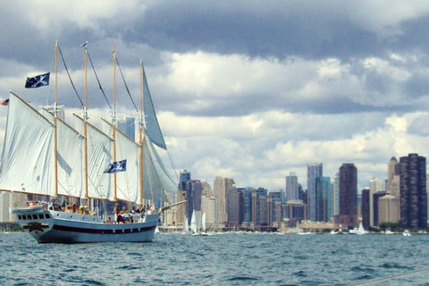 Chicago: arquitetura ventosa de veleiro alto e passeio de barco no horizonte