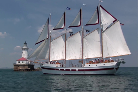 Chicago: arquitetura ventosa de veleiro alto e passeio de barco no horizonte