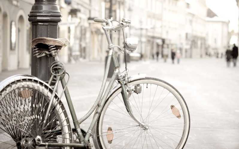 Krakow: City Highlights Electric Bike Tour with Transfer