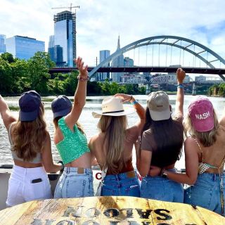 Nashville: Pontoon Party Cruise with a Captain