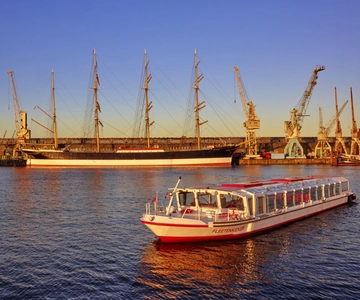 Hamburg: Sightseeing Cruise through the City's Waterways