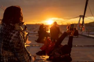 Barcelona: Bootsfahrt bei Sonnenuntergang mit Live-Musik