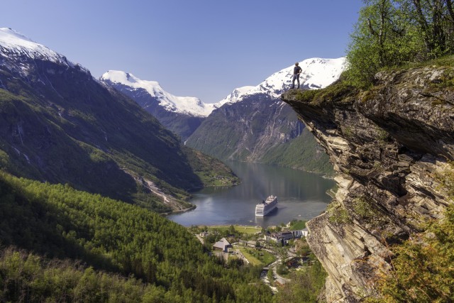 Visit Geiranger Bus Tour with Multilingual Audio Guide in Stranda, Norway