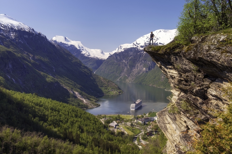 Geiranger: Bus Tour with Multilingual Audio Guide