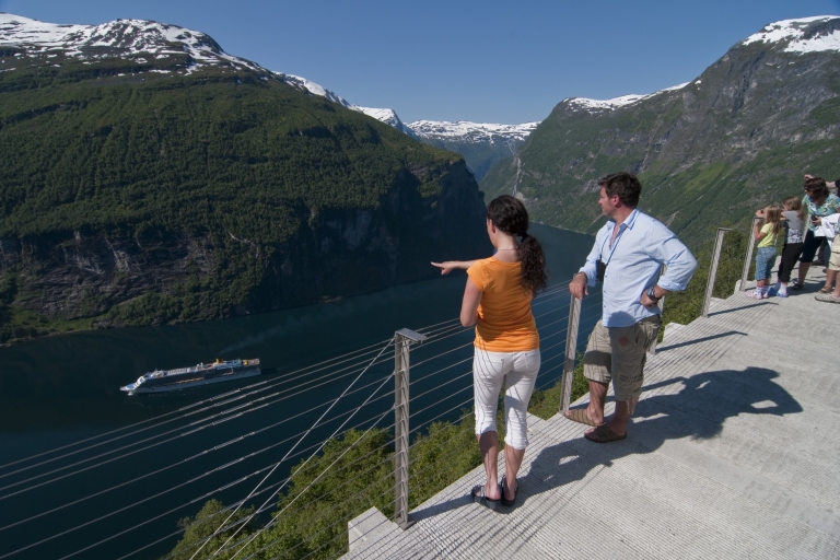 Geiranger: Bus Tour with Multilingual Audio Guide
