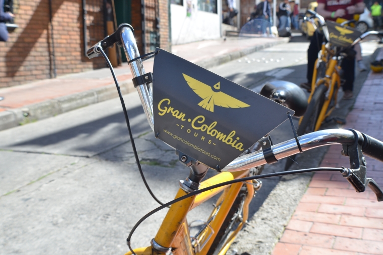 Bogotá: visite guidée à vélo du centre-ville avec BeberageBogotá: visite guidée à vélo du centre-ville avec dégustation de nourriture