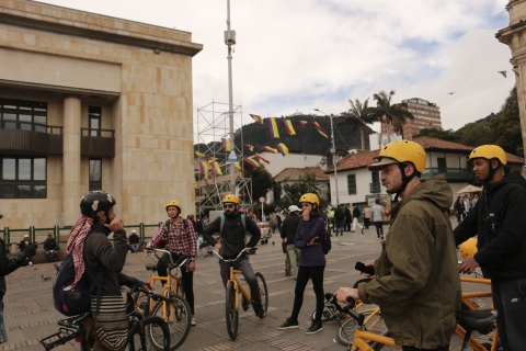 Bogotá: recorrido en bicicleta por el centro de la ciudad con bebidaBogotá: recorrido en bicicleta por el centro de la ciudad con degustación de comida