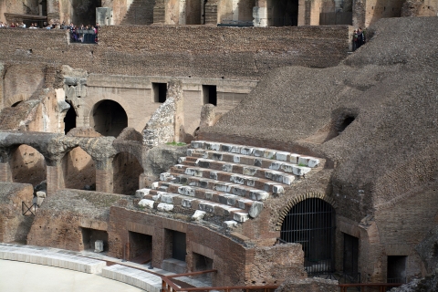 Roma: tour en autobús con paradas libres, Foro Romano y ColiseoAutobús abierto las 24 horas + visita guiada al Coliseo de las 11:30 a. m. en inglés