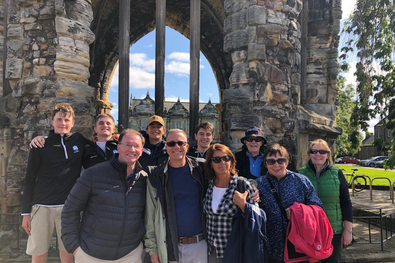 St Andrews: City Highlights Walking Tour with Cocktail Person