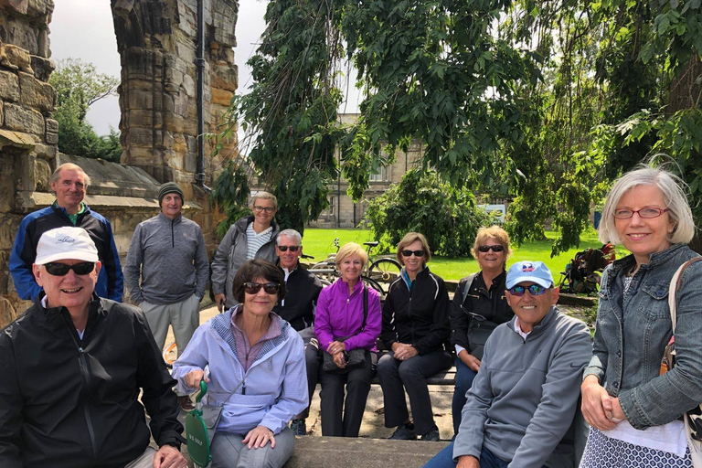 St Andrews: City Highlights Walking Tour with Cocktail Person