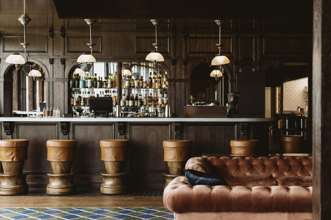 St Andrews: City Highlights Walking Tour with Cocktail Person