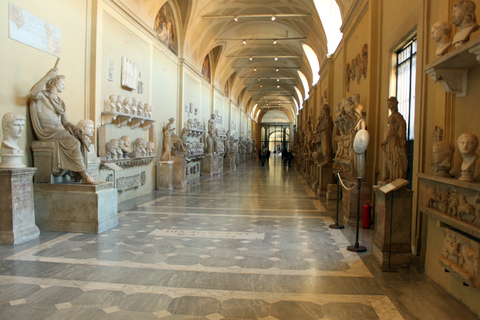 Roma: Ônibus hop-on hop-off e ingresso para os Museus do VaticanoBilhete de ônibus hop-on hop-off de 48 horas e museus do Vaticano às 11h