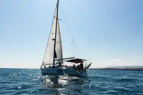 Монополи: тур на парусной лодке с аперитивом, SUP и сноркелингом