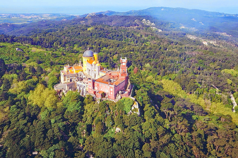 Liten gruppresa till Sintra från Lissabon med biljett till Pena PalaceFrån Lissabon: Guidad dagstur av Sintra och Cascais bästa