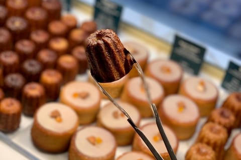Bordeaux: Historic Center Walking Tour and Candy Tastings