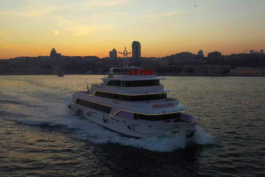 Istanbul: Dinner Cruise & Unterhaltung mit privatem Tisch
