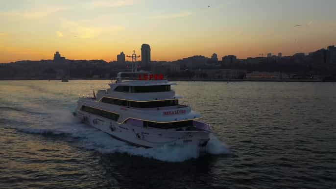 Estambul: crucero con cena y entretenimiento con mesa privada