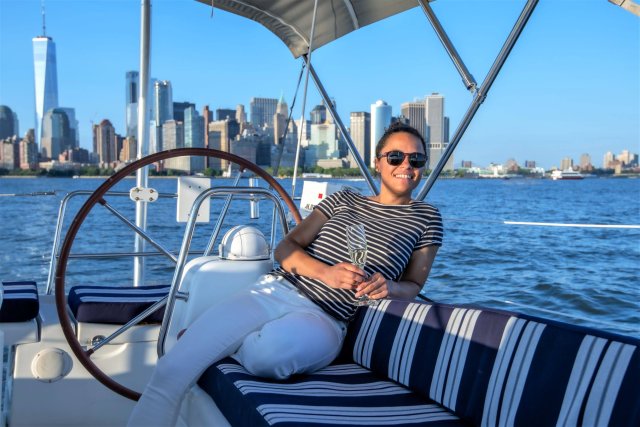 Manhattan: Private Luxury Sailing Tour to Statue of Liberty