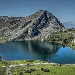 From Oviedo: Covadonga Lakes Day Tour with Guided Hike