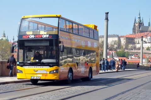 Prag: 24- eller 48-timers hop-on hop-off-bus og bådtur