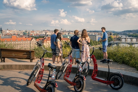 Praag: groepstocht per e-scooter in een klein groepjePrivétocht van 3 uur per e-scooter in een klein groepje