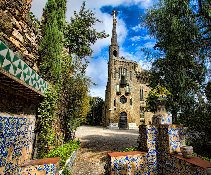 Barcelona: Gaudí's Bellesguard Tower with Optional Tour