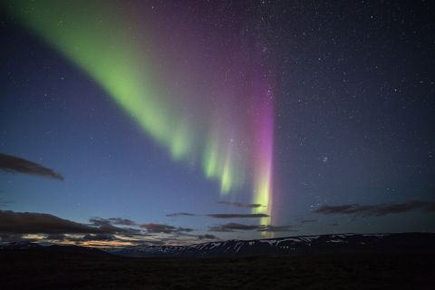 Akureyri: Prywatna wycieczka po zorzach polarnych z transferem i przekąskami