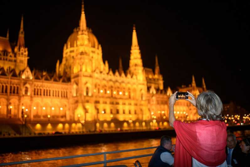 budapest evening sightseeing cruise and unlimited prosecco