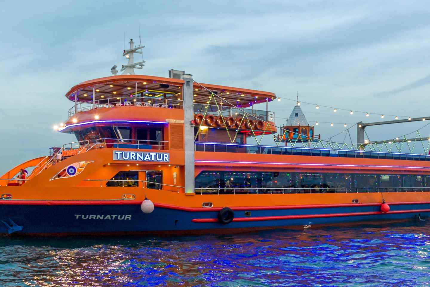 Türkische Nächte Istanbuls: Kulinarische Bosporus-Bootsfahrt