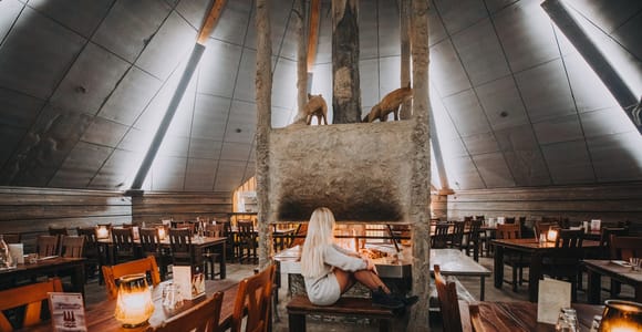 Rovaniemi: Snow Hotel Tour mit Food by the Fire