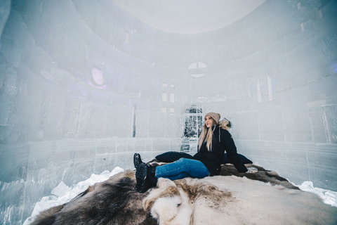 Rovaniemi: Snöhotelltur med mat vid eldenMötesplats vid Snowman World