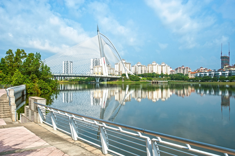 Putrajaya Visit and Lake Cruise: Tour from Kuala Lumpur