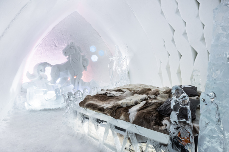 Rovaniemi: Arctic Snow Hotel TourMiejsce zbiórki w Snowman World, w Wiosce Świętego Mikołaja