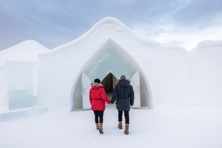 Rovaniemi: Tour dell&#039;hotel sulla neve articaPunto di incontro al Mondo dei Pupazzi di Neve, nel Villaggio di Babbo Natale