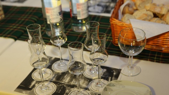 Idstein: Scottish Whiskey Tasting Experience with Appetizers