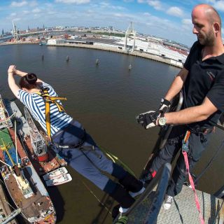 Hamburg: Bungee Jumping 50 Meter hoch über dem Hafen