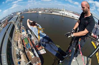 Hamburg: Bungee-Jumping am Hafen