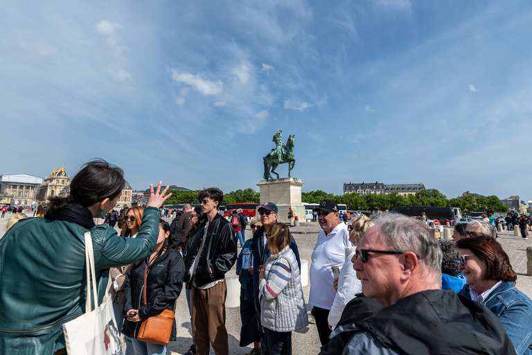 Versailles: Skip-the-Line Versailles Palace and Garden Tour Transport from Paris + Palace Guided Tour + Gardens Access