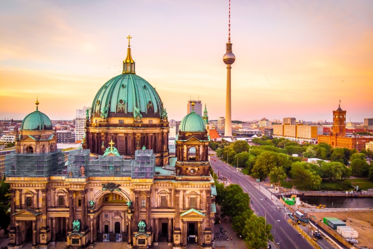 Berlin: Instagram-Worthy Spots Tour with Photographer 2 Hour Session with 20 Photos