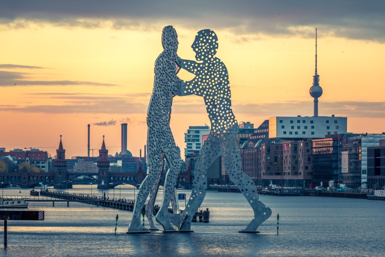 Berlin: Instagram-Worthy Spots Tour with Photographer 2 Hour Session with 20 Photos