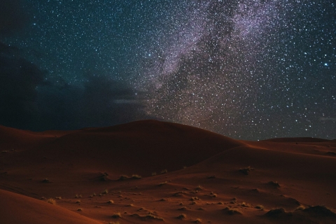 Van Riyadh: Desert Trail-wandeling met diner en sterrenkijken